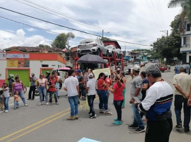 Ayer habitantes de La Pintada protagonizaron enorme trancón en la vía nacional
