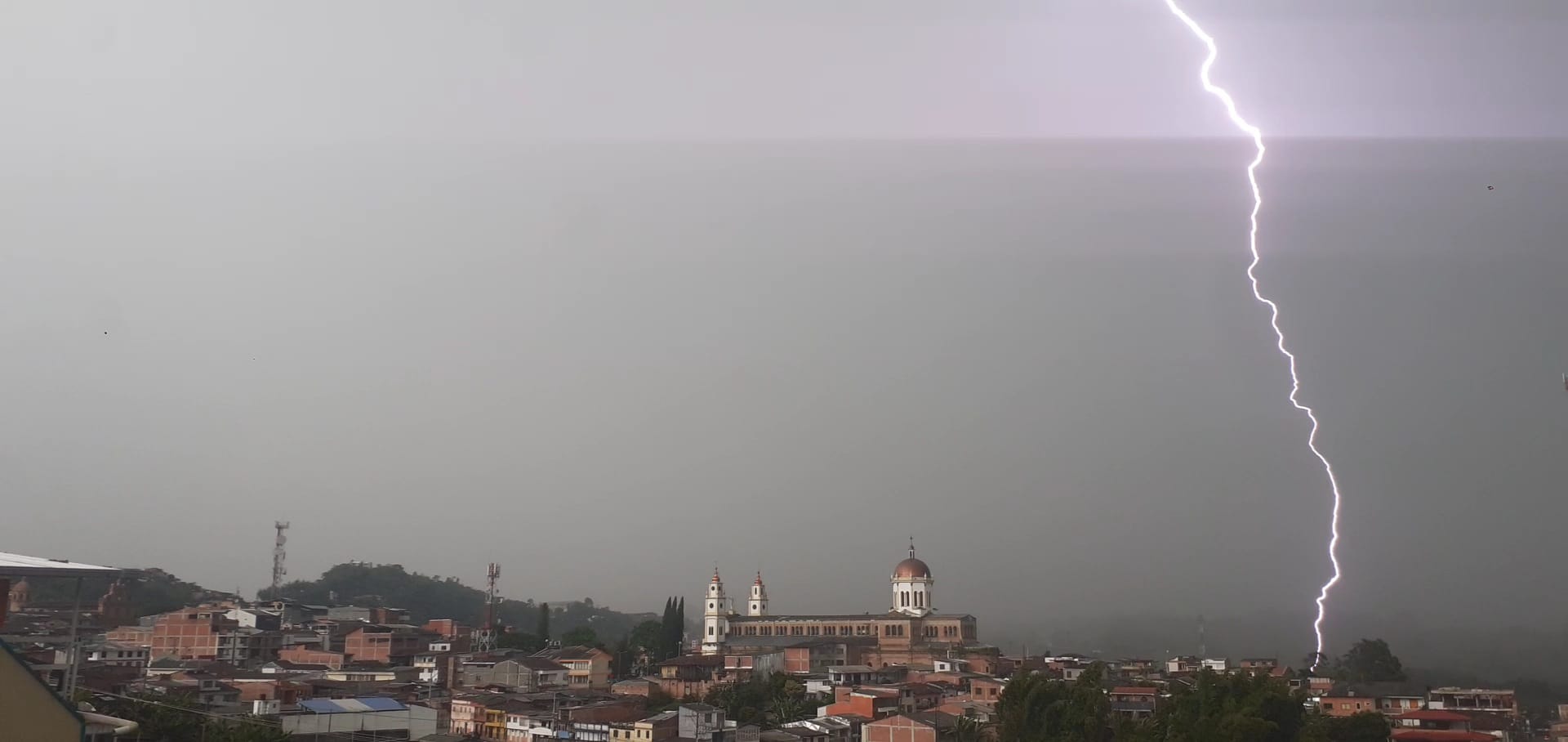 En la tarde de este domingo fuerte aguacero acompañado de tormentas eléctricas azota a Riosucio