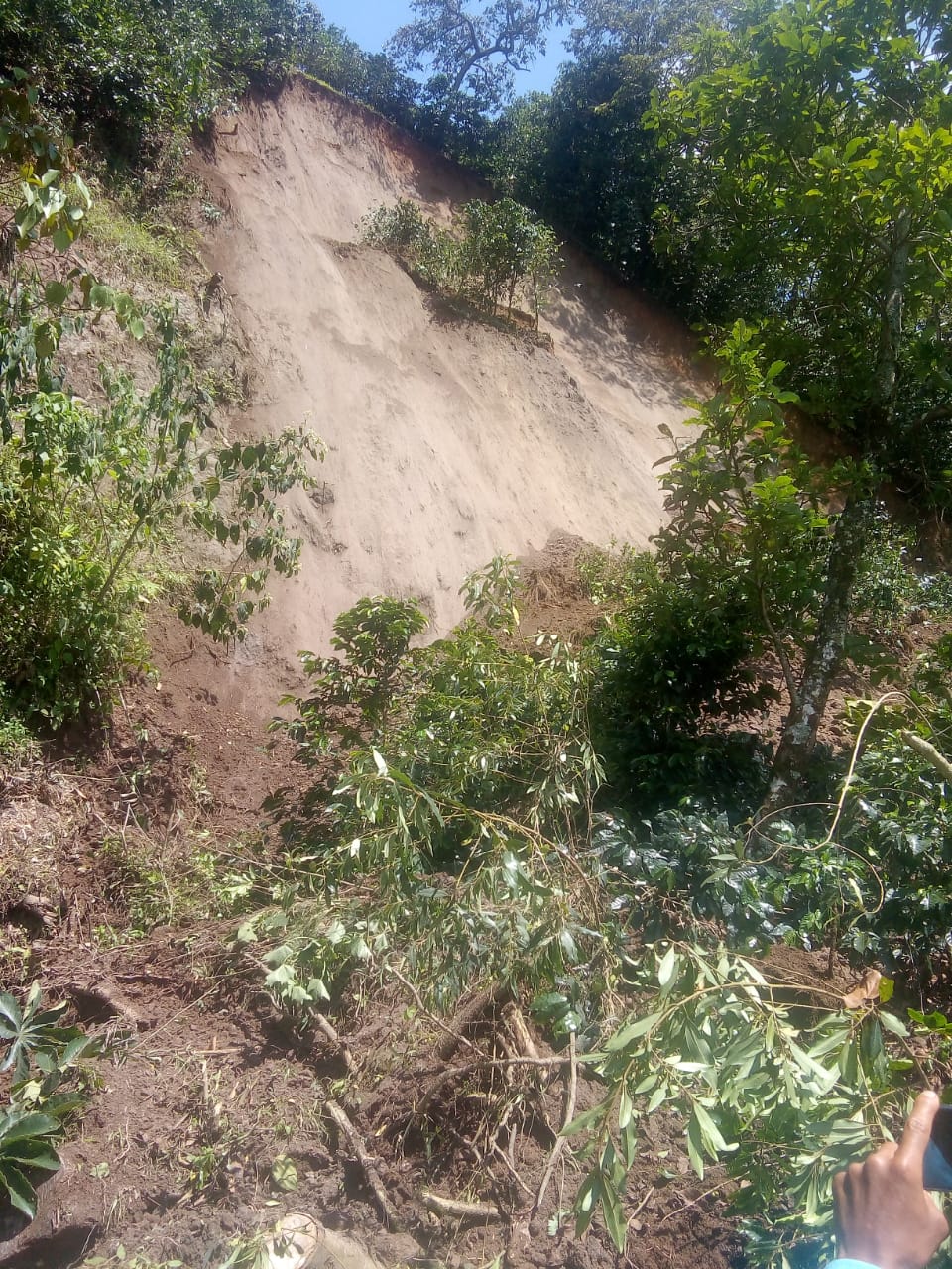 EVACUACIÓN PREVENTIVA A ESTA HORA EN SECTOR LAS PILAS DE 5 VIVIENDAS POR RIESGO DE DESLIZAMIENTO