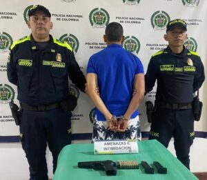 un hombre fue capturado por el presunto delito de amenaza e intimidación en el municipio de Supía. El incidente ocurrió en el barrio Renán Barco, por amenazar a otro con un arma traumática.
